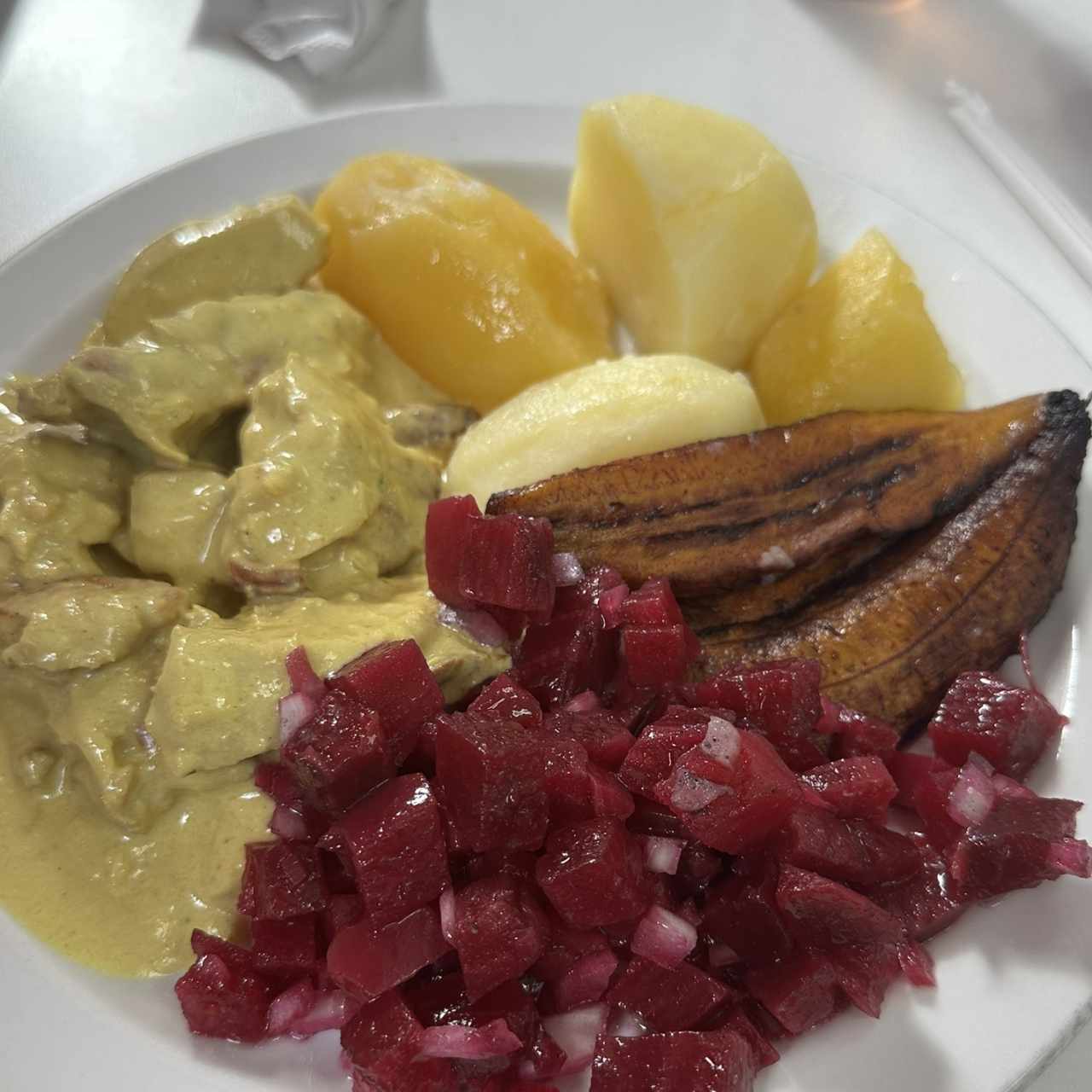 Tiras de pollo a la mostaza, papas al vapor, tajadas y vinagreta de remolacha