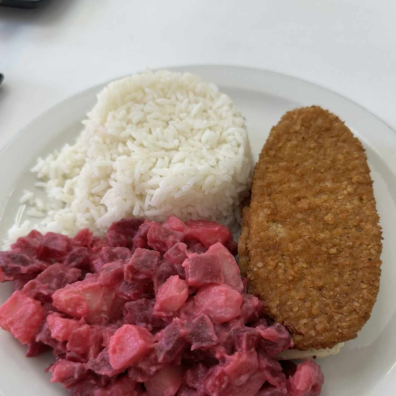 Arroz, ensalada rusa y milanesa de pollo empanizada tellena de queso y salsa napolitana