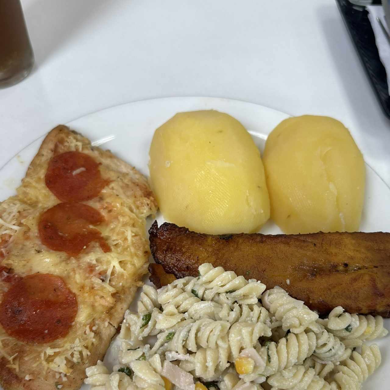 Milanesa a la pepperoni, papas al vapor, tajadas y pasta fría