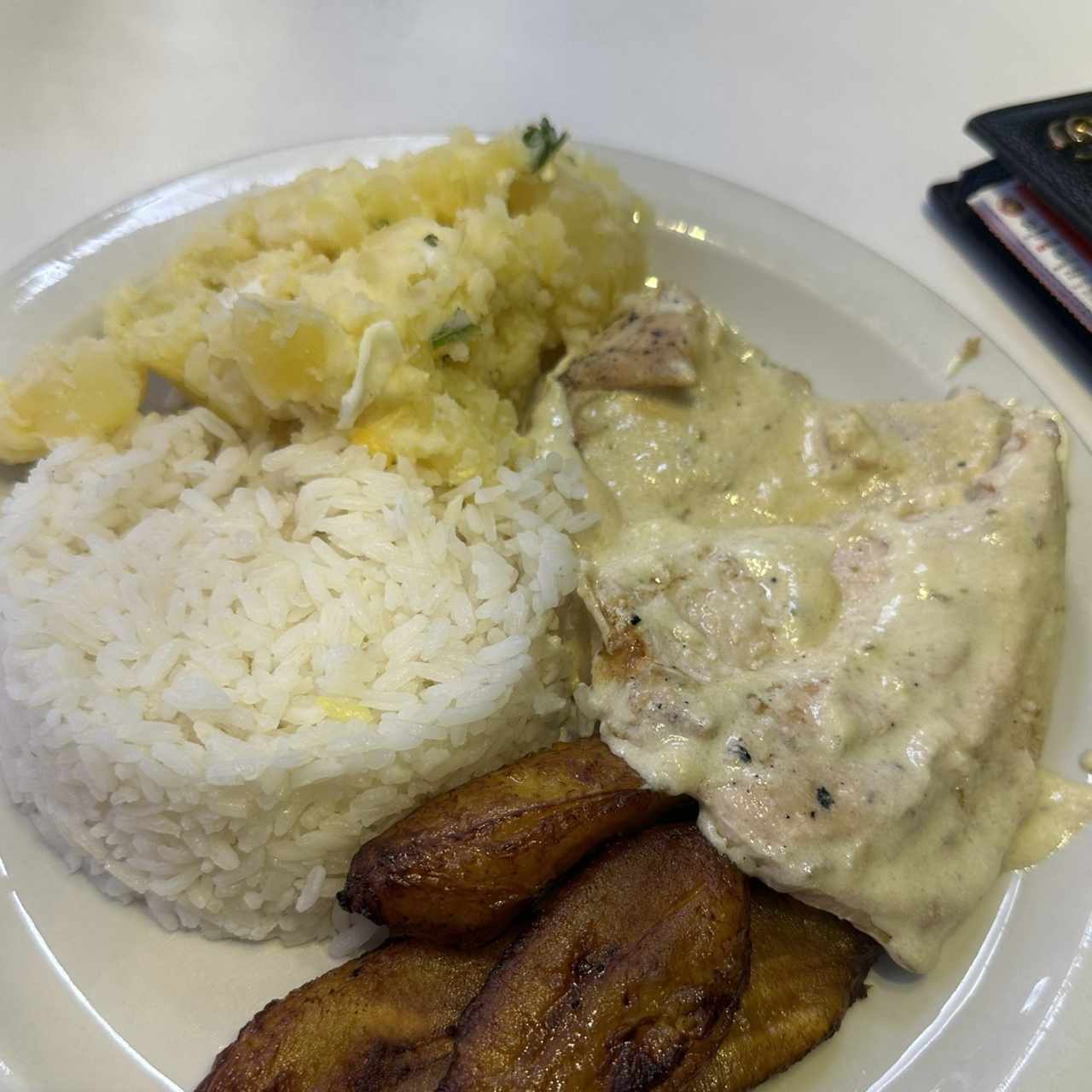 Arroz, tajadas, papa con huevo y tiras de pollo