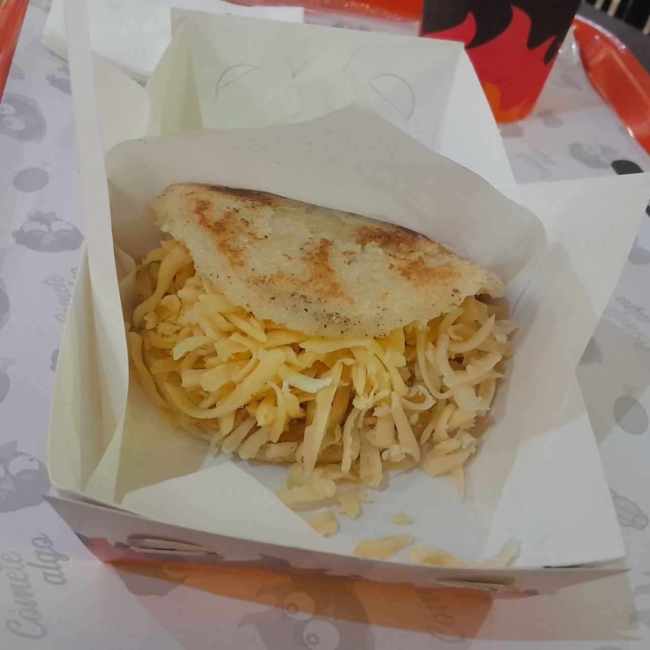 Arepa con queso amarillo 
