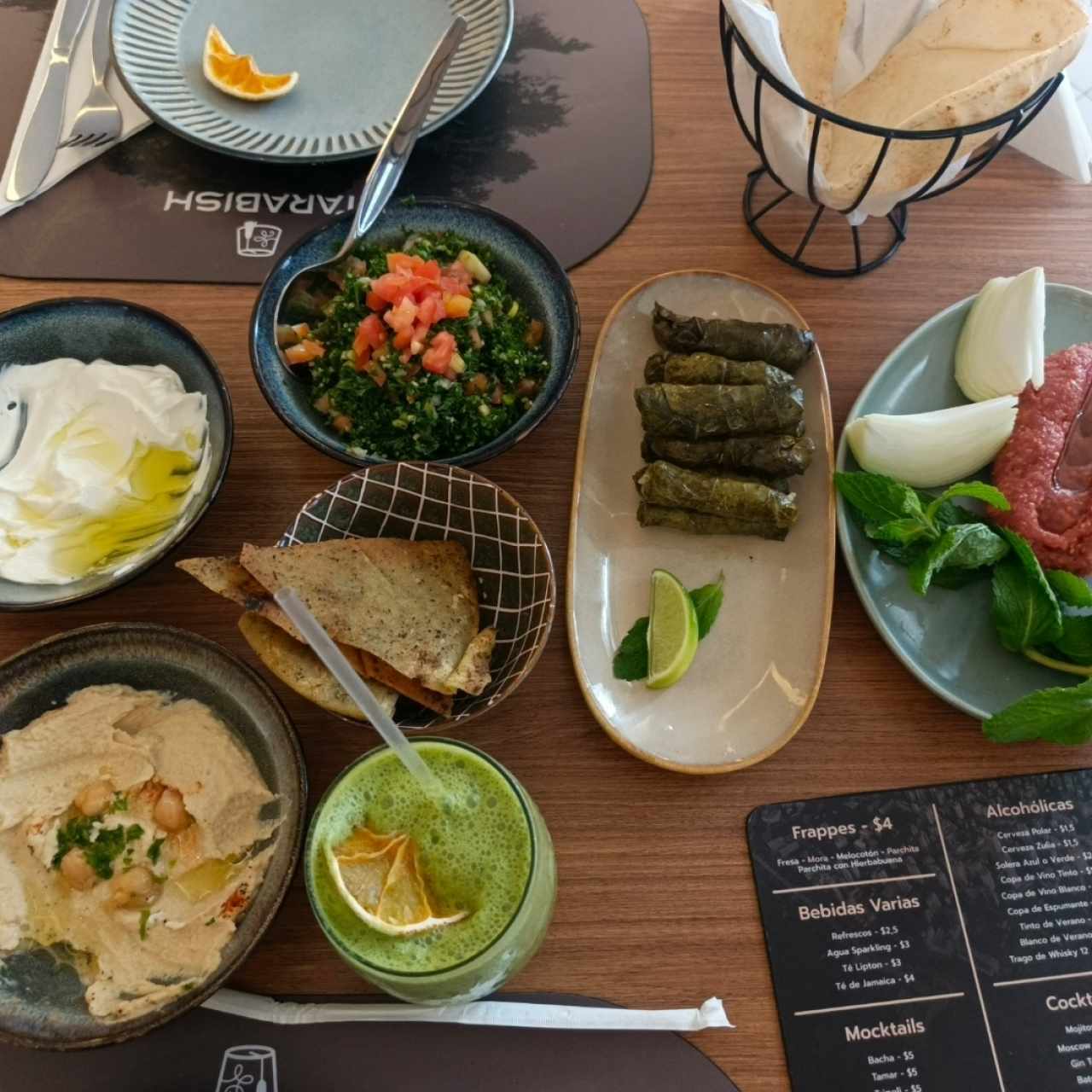 Tabule, labneh, hummus, kibbe crudo, tabaquitos en hojas de uva y limonada con hierbabuena 