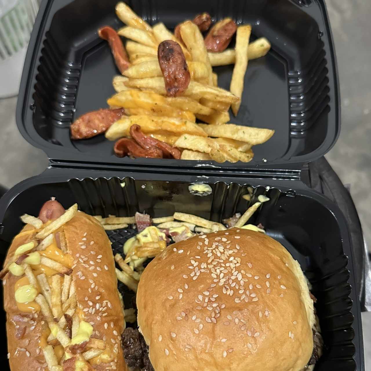 Hamburguesa doble, perro caliente y chistopapas