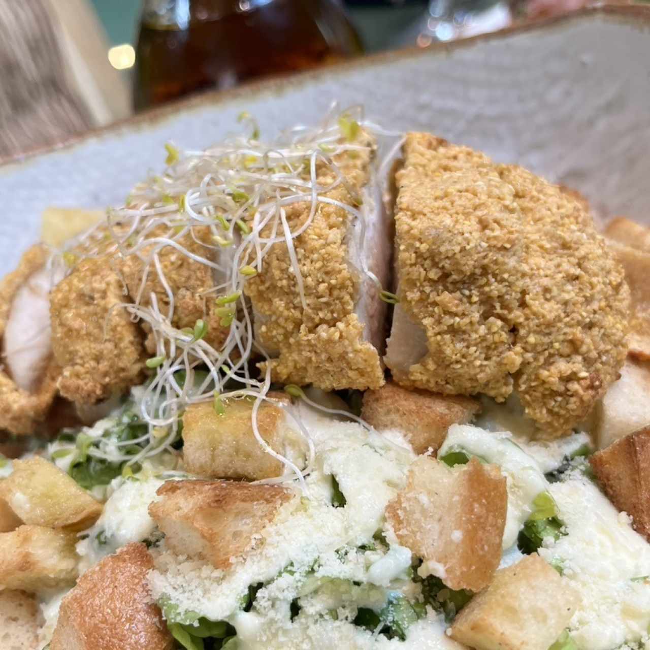 Ensalada César con pollo crispy 