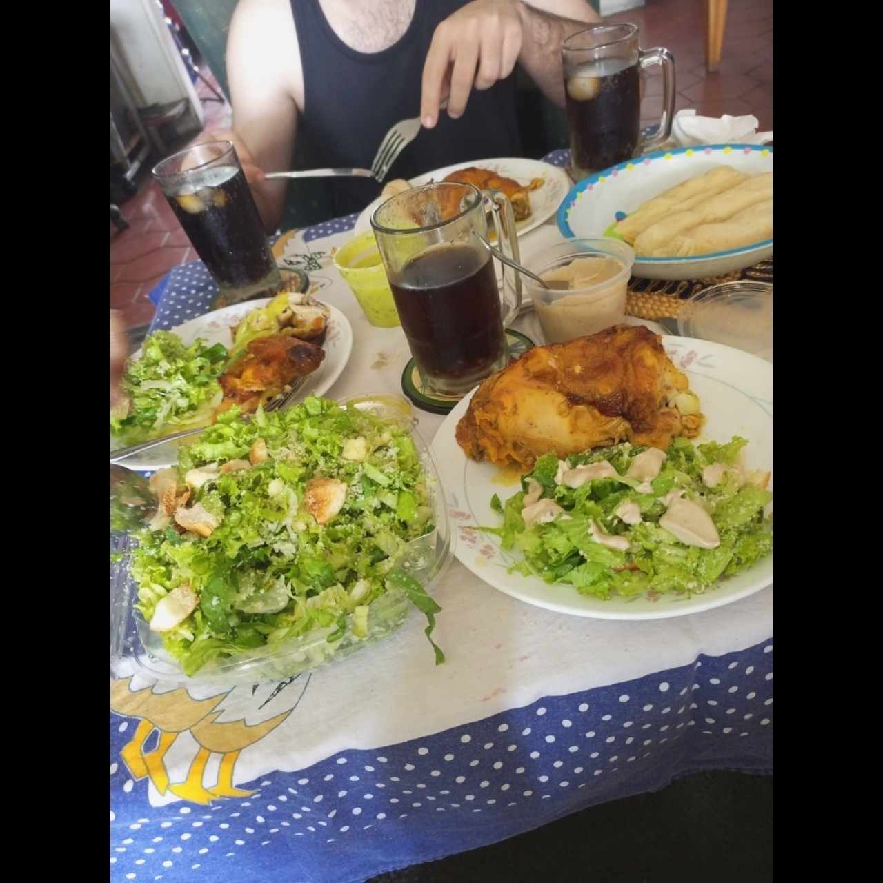 Pollo en brasa con ensalada César, hallaquitas y guasacaca 