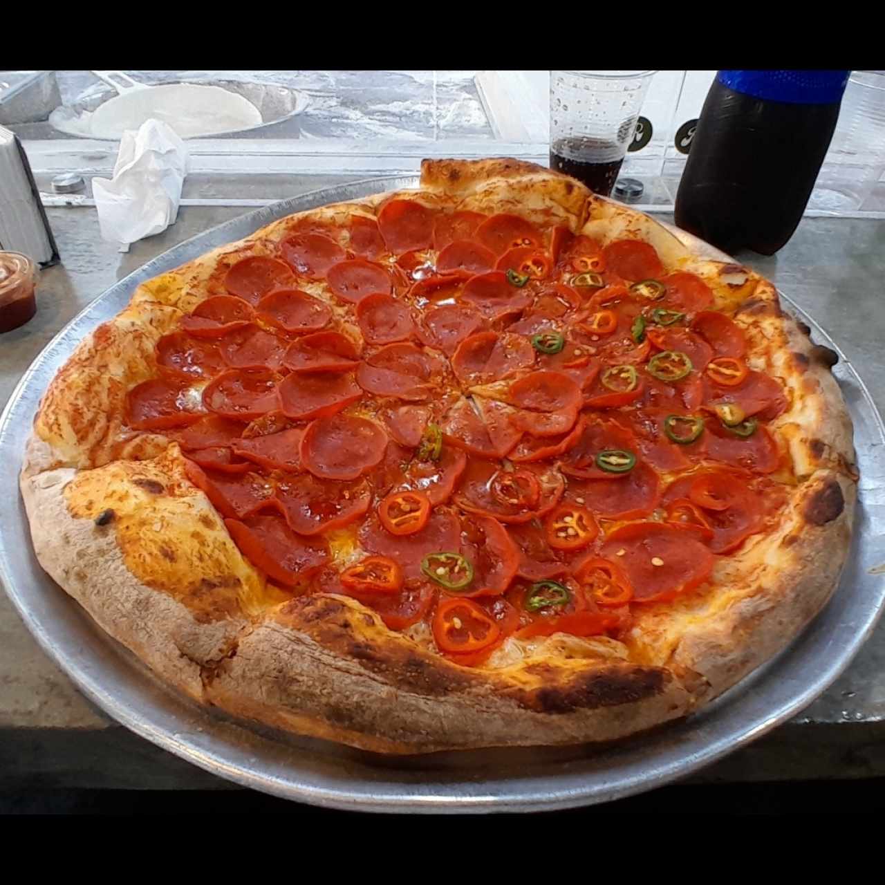 Pepperoni y mitad con jalapeños 