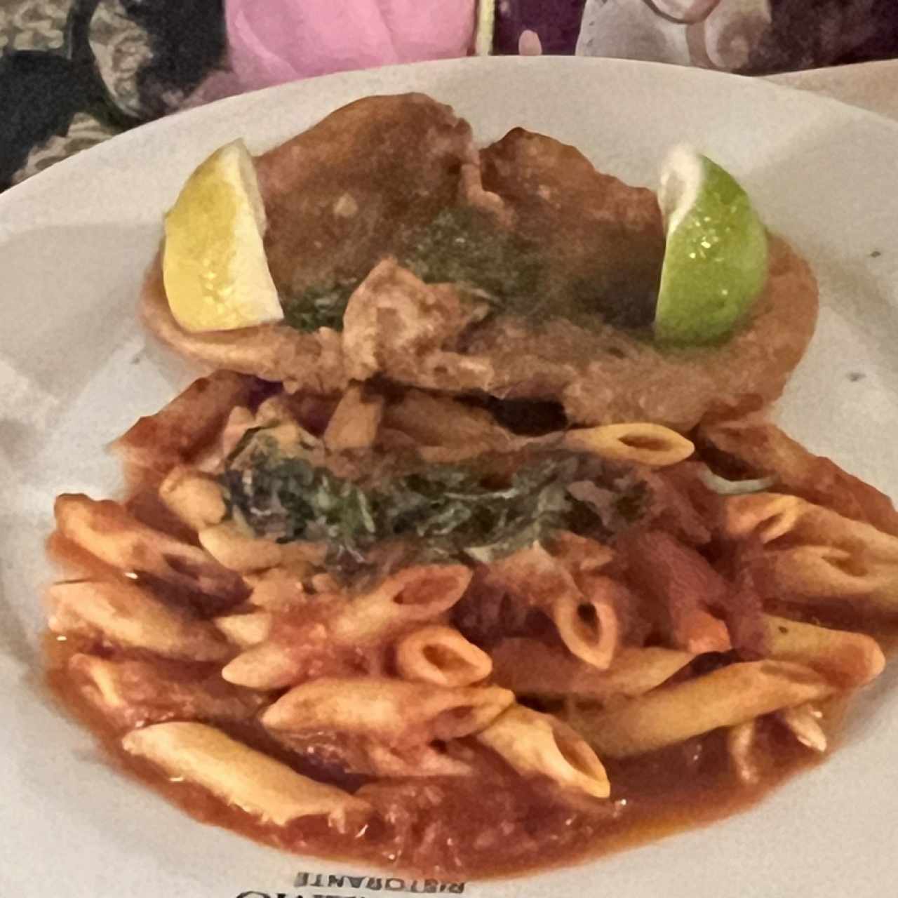 Milanesa de pollo con pasta corta