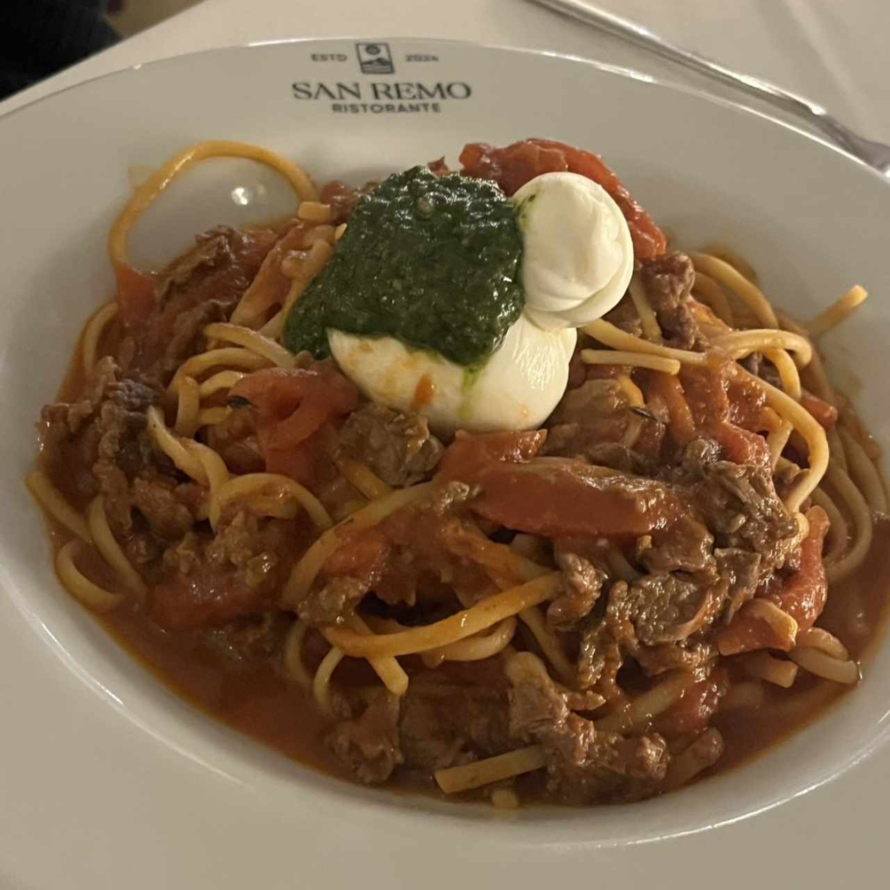 Ferrucino especial fileto caene y coronada con mozarella . Todo frecos pero el pesto y el sanor salda no me agrado  