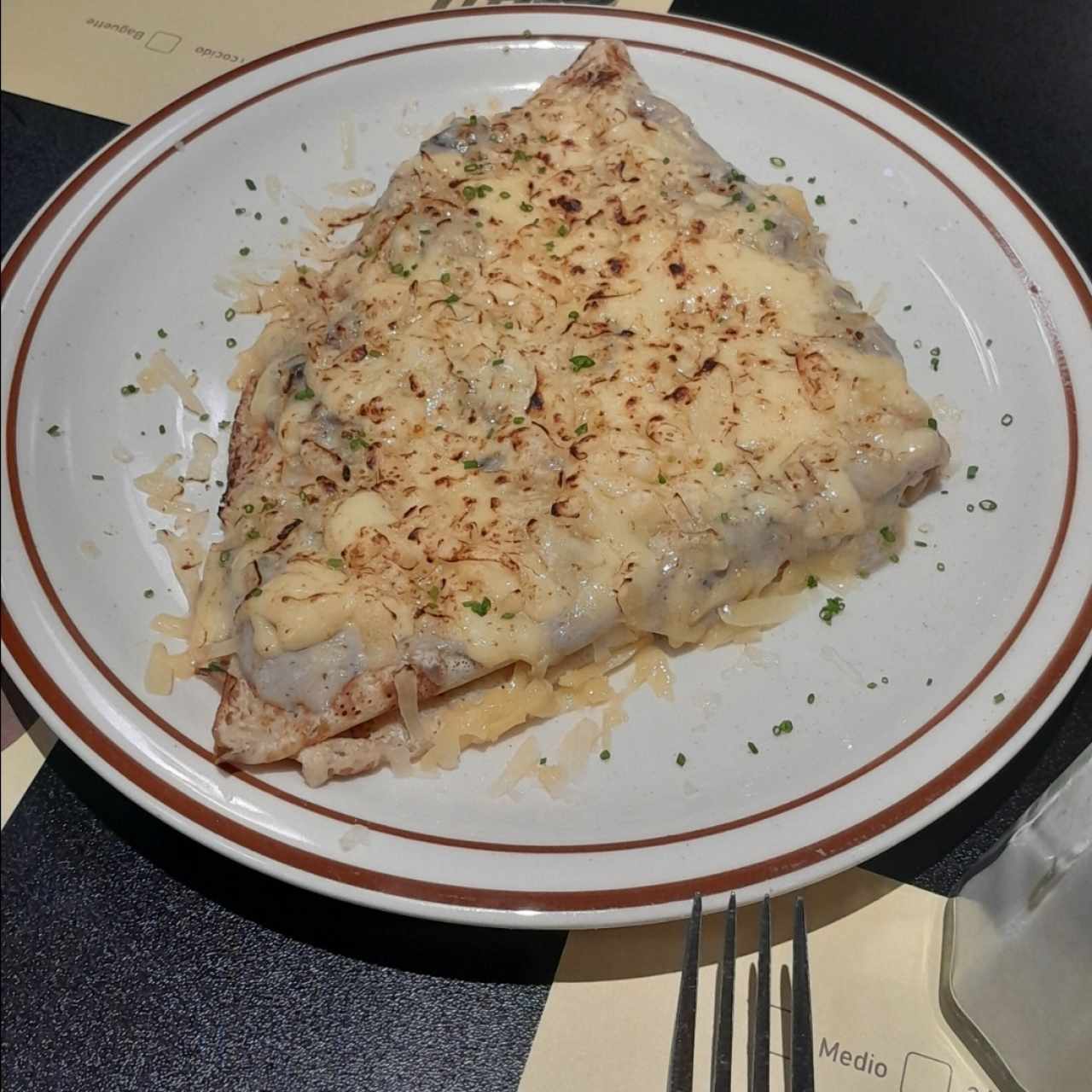Crepe de champiñones gratinada