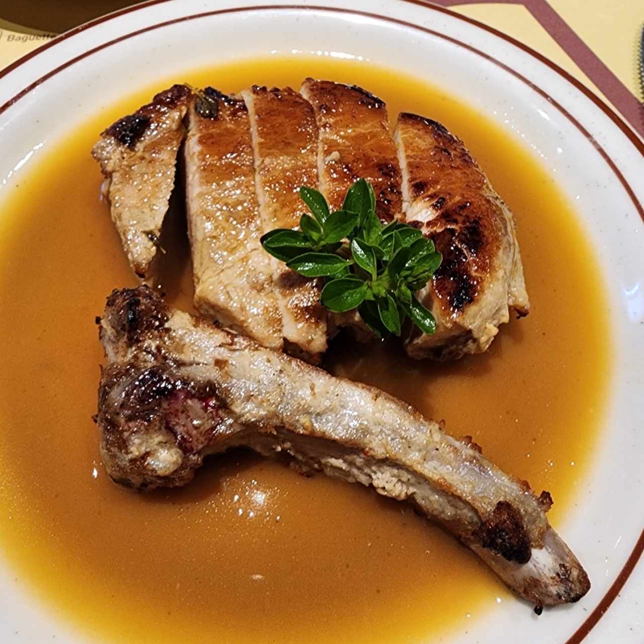 Chuleta de cerdo en salsa de hierbas