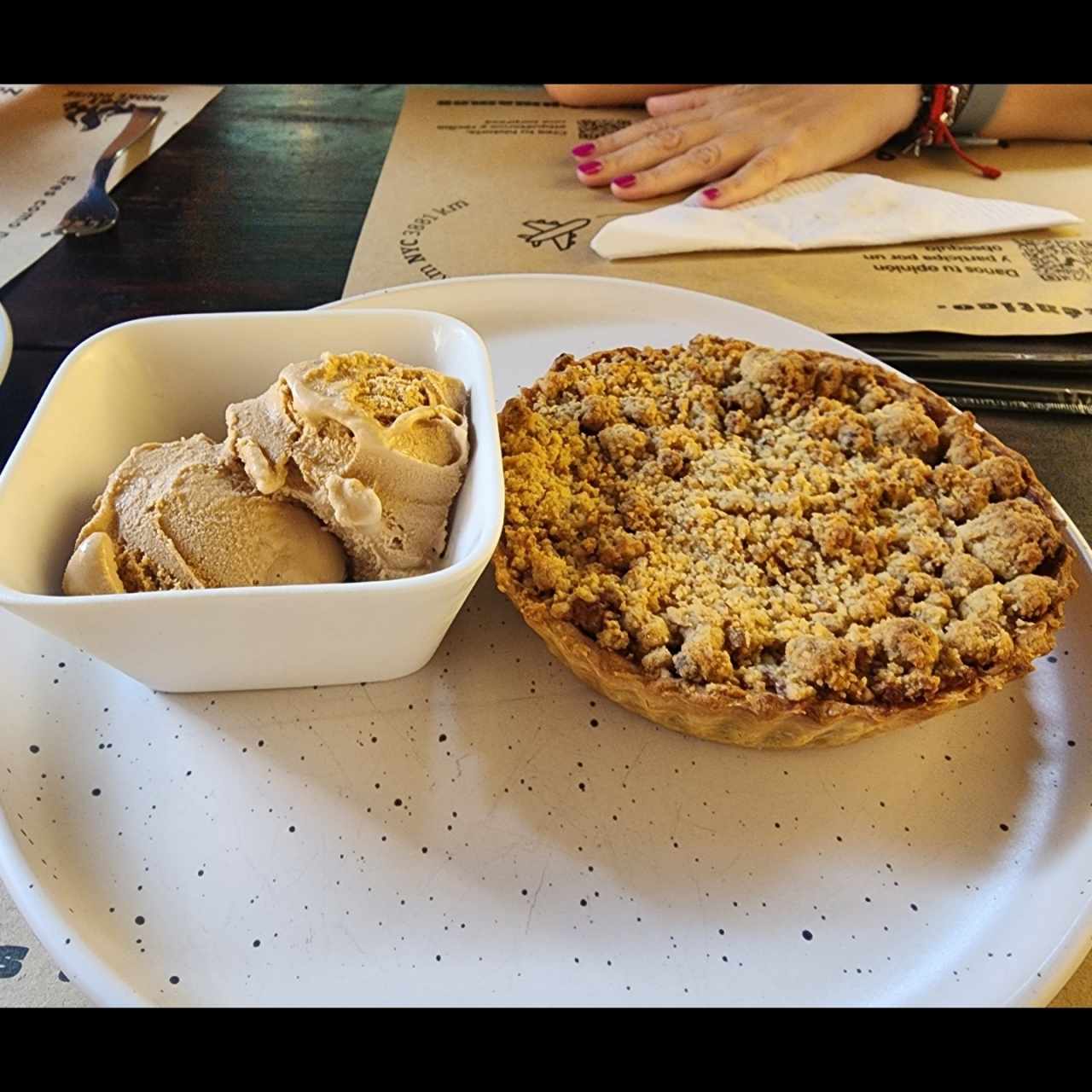 Pie de manzana + helado de arequipe de búfala