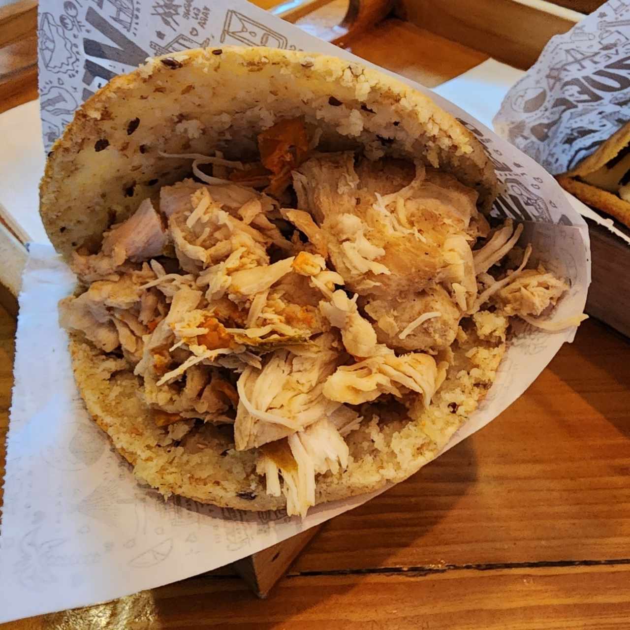 Arepa de pollo mechado 