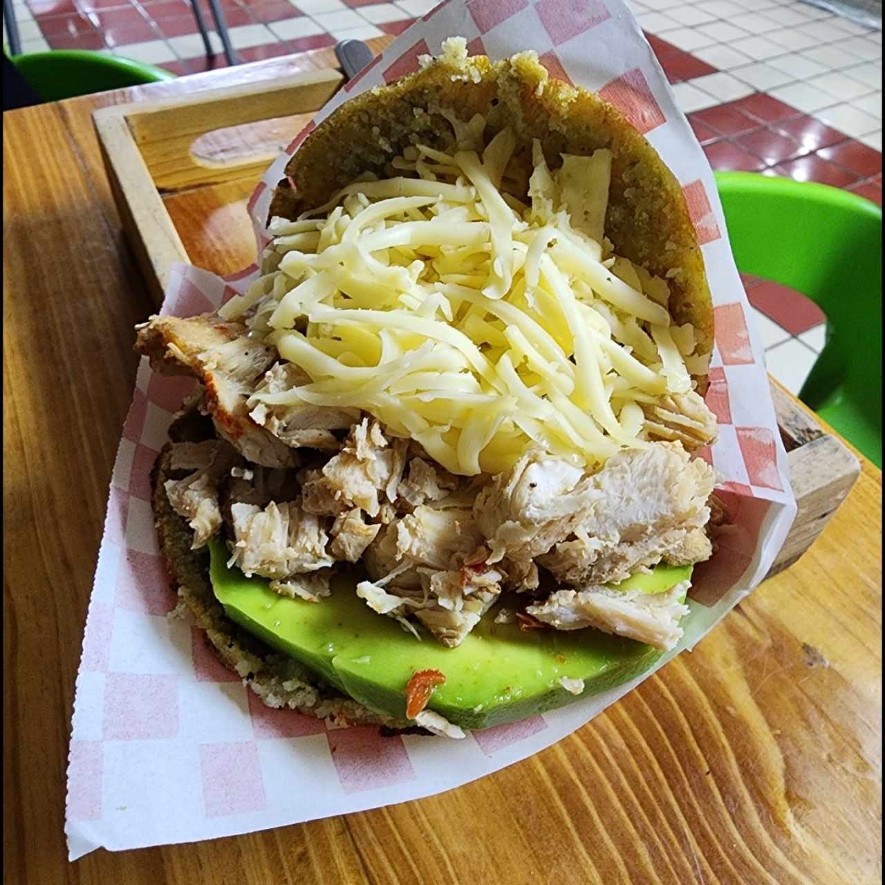 Pollo, queso amarillo y aguacate