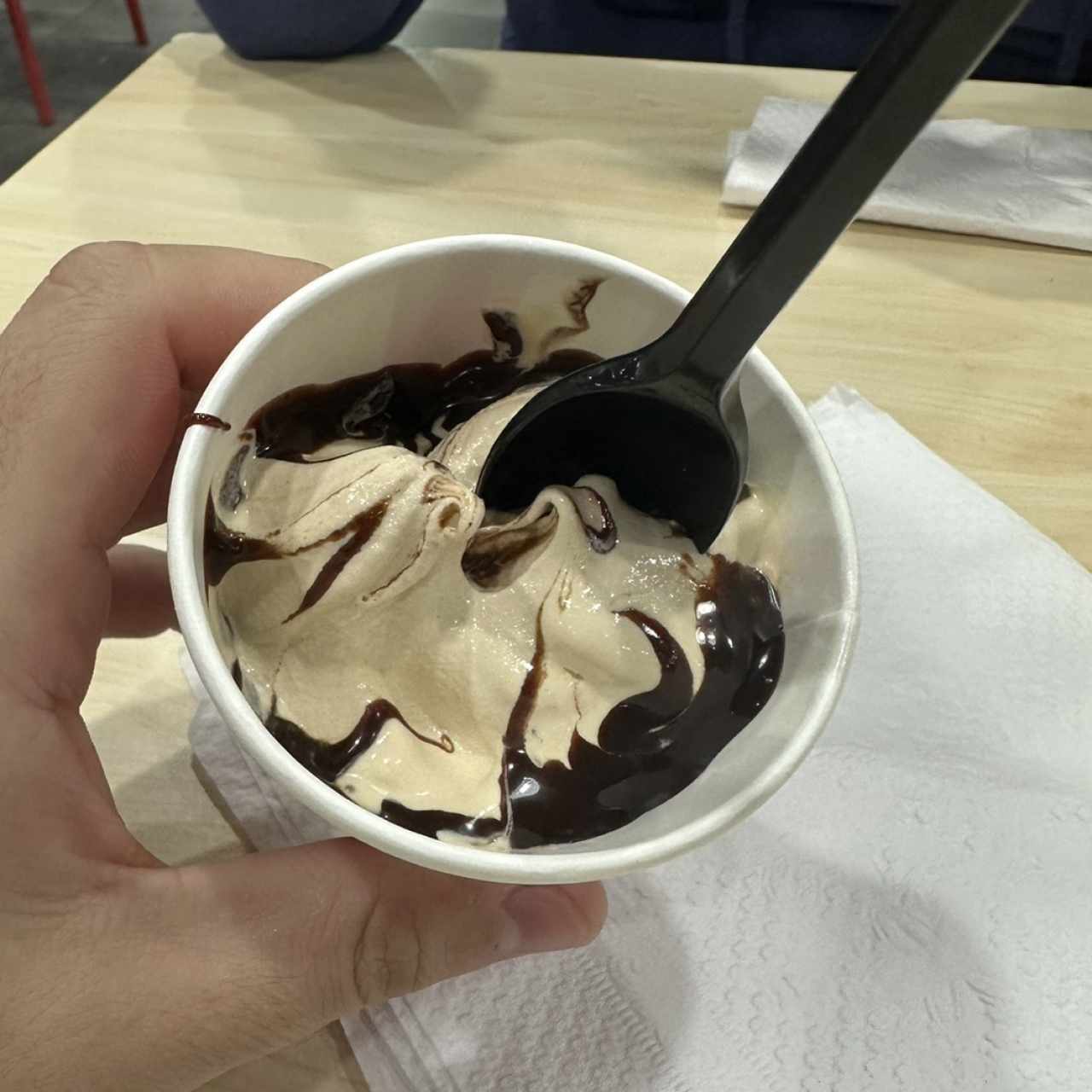 Sundae dulce de leche con sirope de chocolate