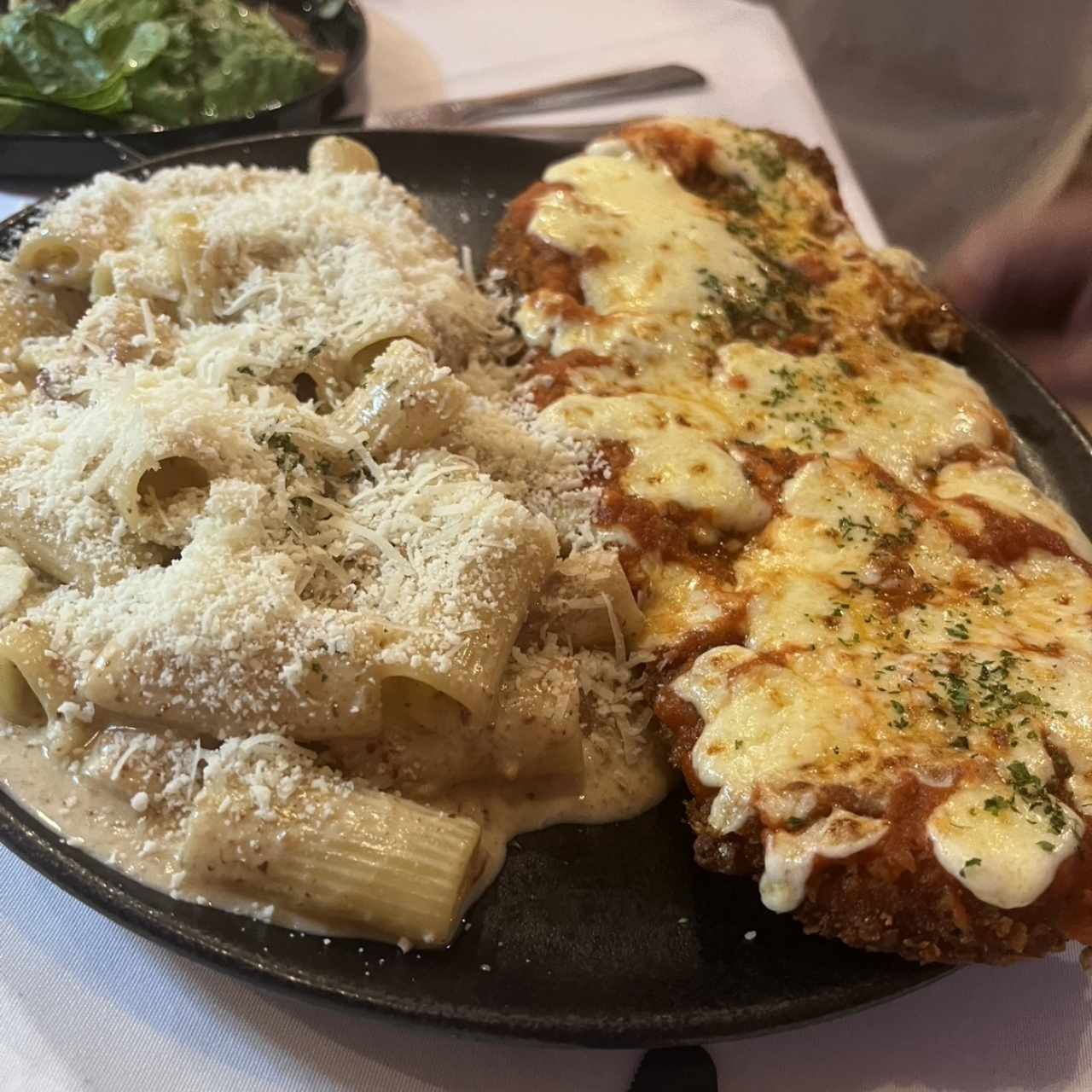 Milanesa de pollo a la parmesana con pasta 