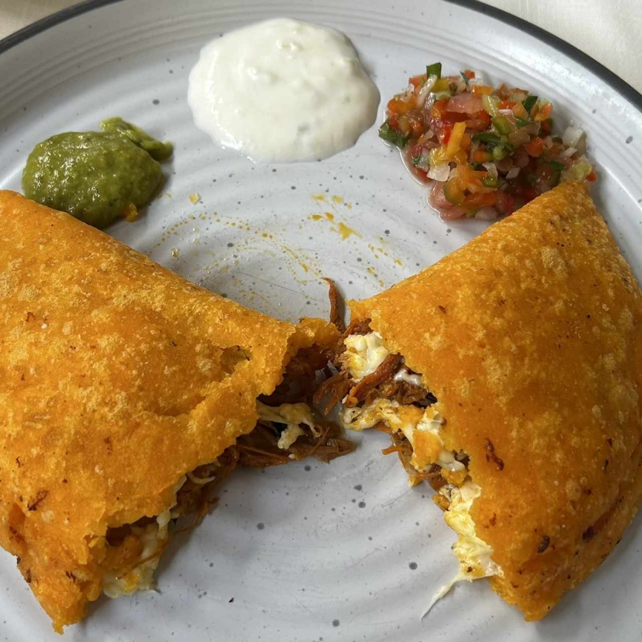 Empanada de mechada queso y plátano 