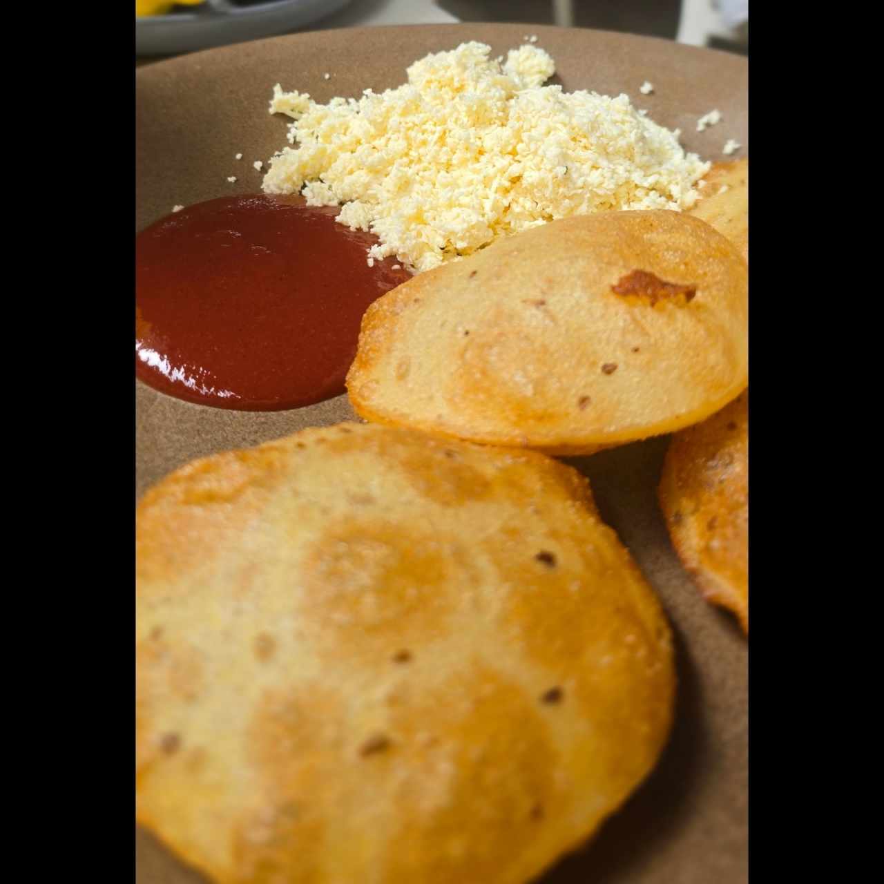 arepitas de anís con queso y mermelada de guayaba 