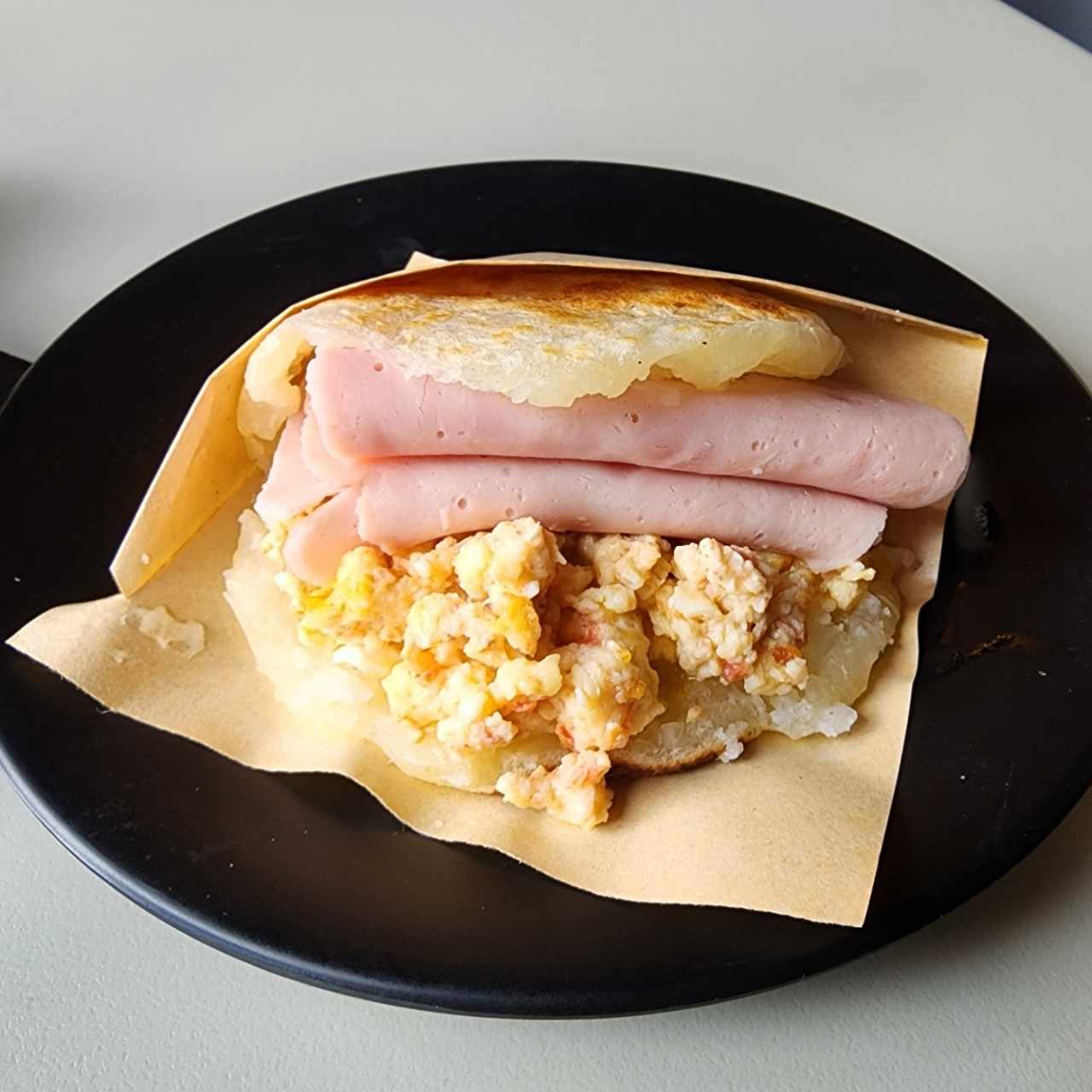 Arepa masa de yuca con perico y jamón 