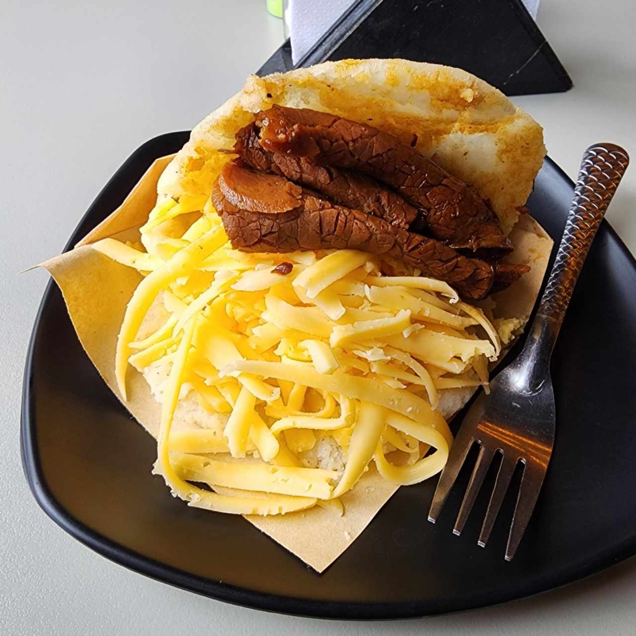 Arepa masa regular asado negro y queso amarillo