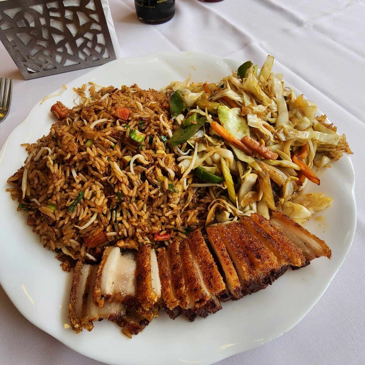 Combo de lechón asado y chop suey 