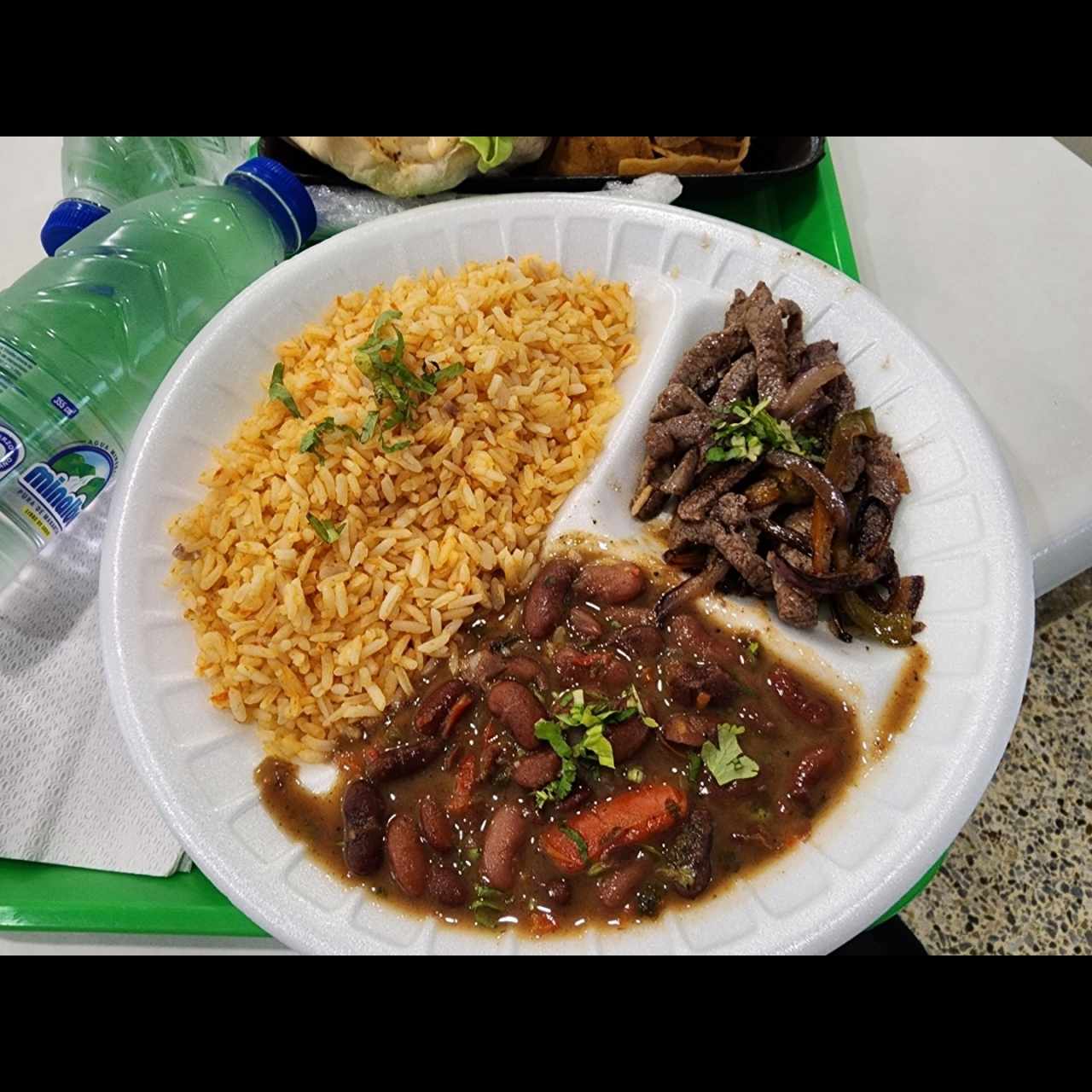 Carne asada y caraotas rojas