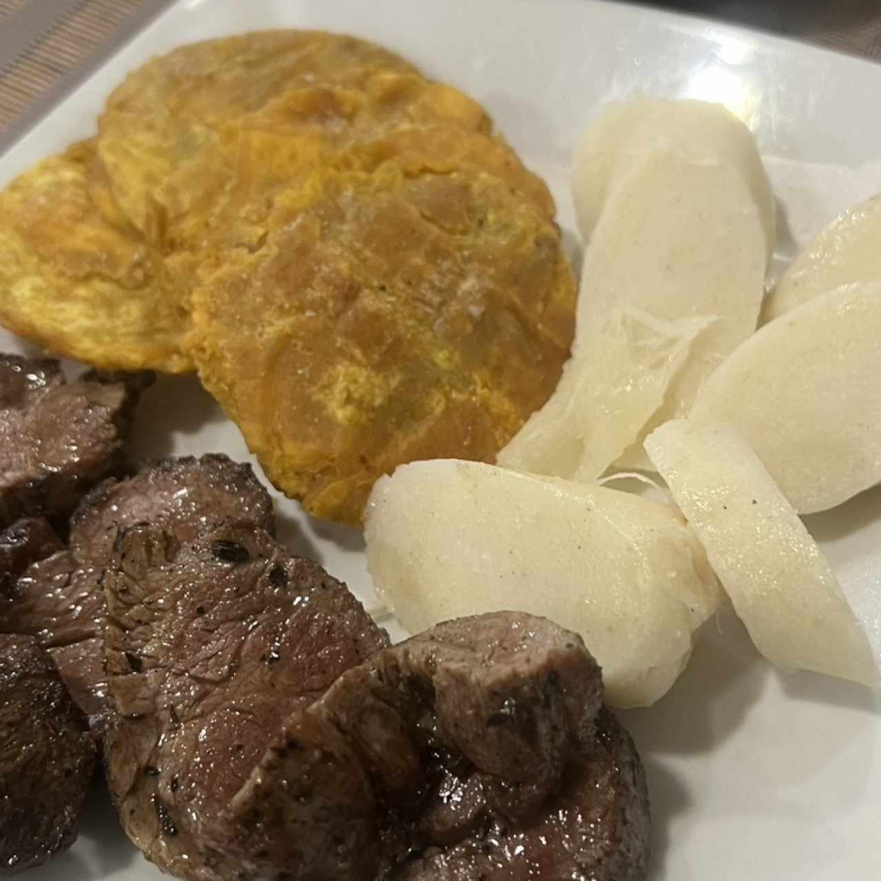Parrilla con Hallaquitas y tostones 