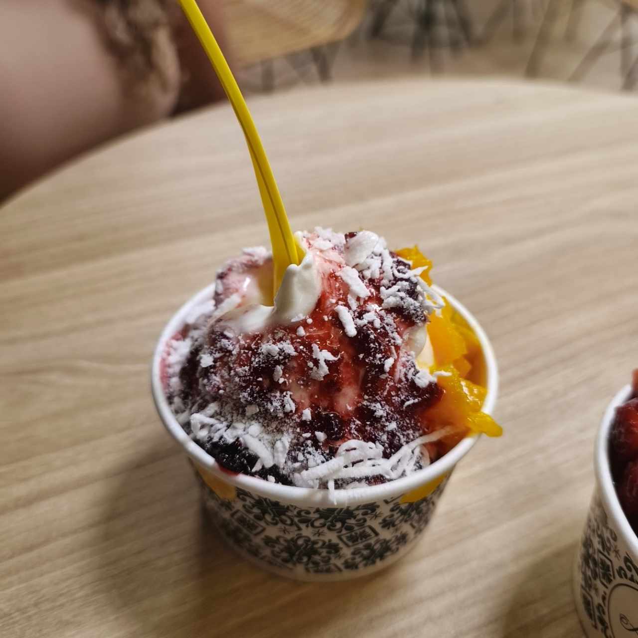 Tradicional con coco, amarena y mango