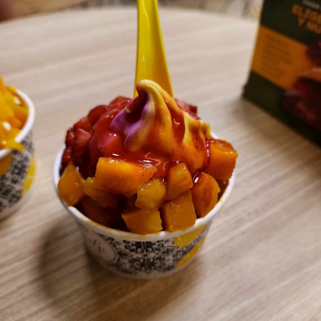 Twins de frutos rojos y parchita con fresas, mango y sirup de fresa 