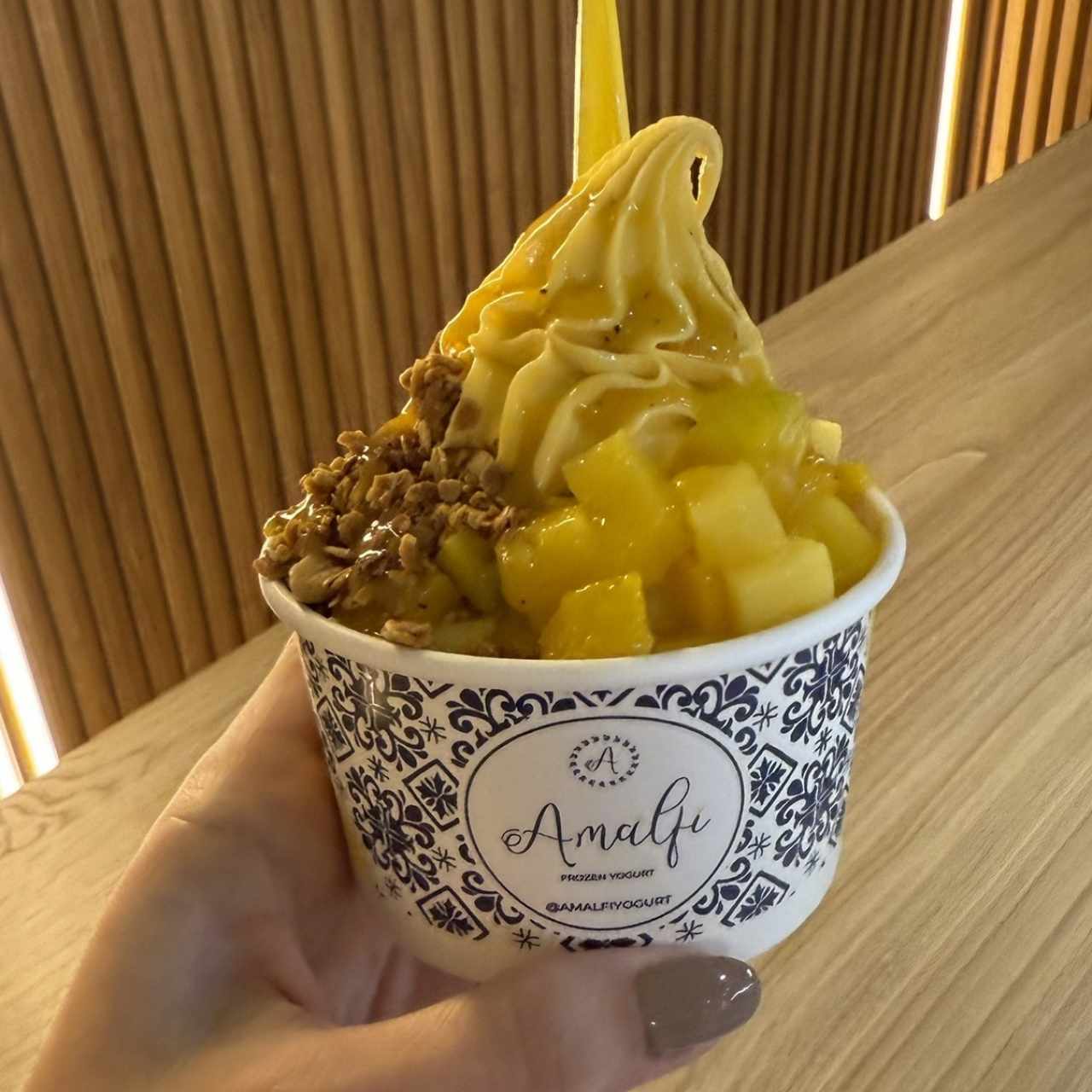 Helado yogurt parchita granola y mango 