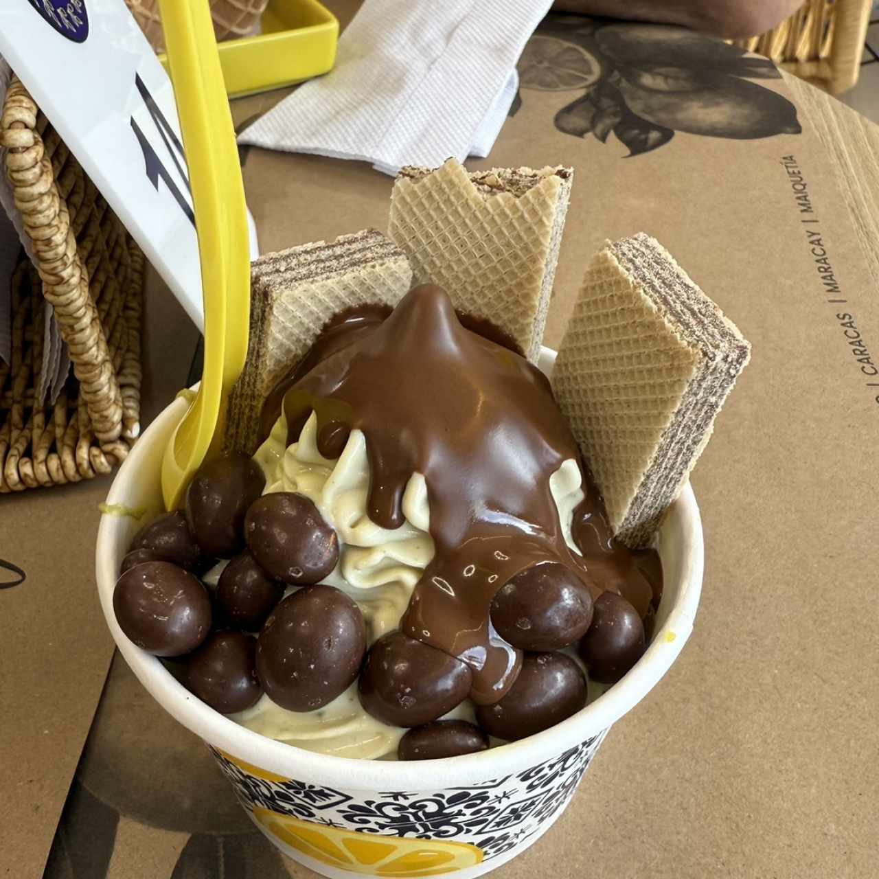 Mi favorito: Yogurt de pistacho con susy, ping pong, capa de chocolate y extra de crema de pistacho.
