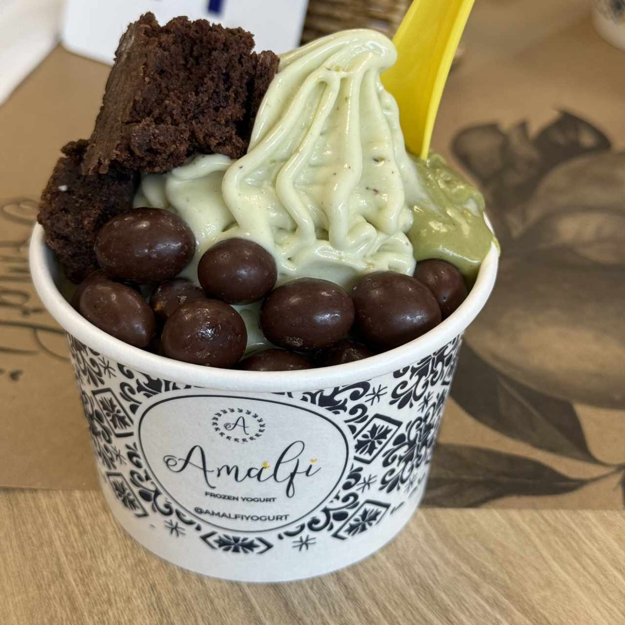 Yogourt de Pistacho, con ping pong, brownie y crema de pistacho crunchy.