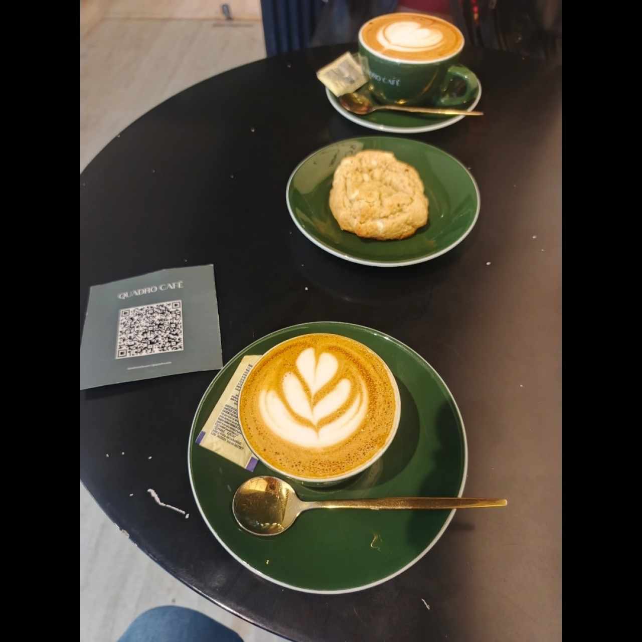 cafés y galletas de limón 