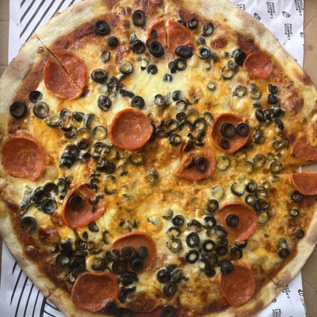Pizza con pepperoni y aceitunas negras. Muy buena!! 