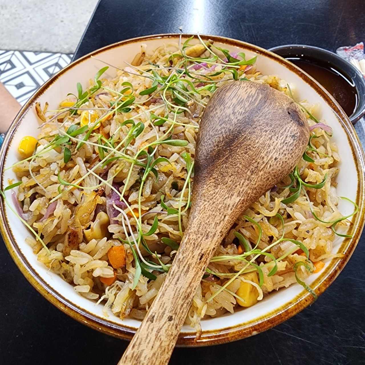 Arroz frito con pollo trufado