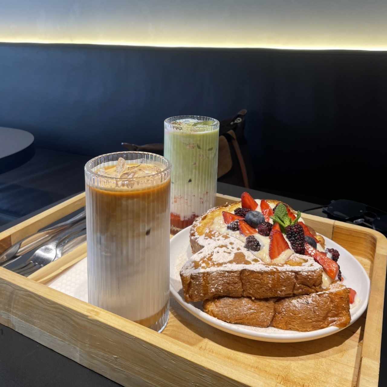 Tostadas francesas, strawberry matcha y caramel iced coffee