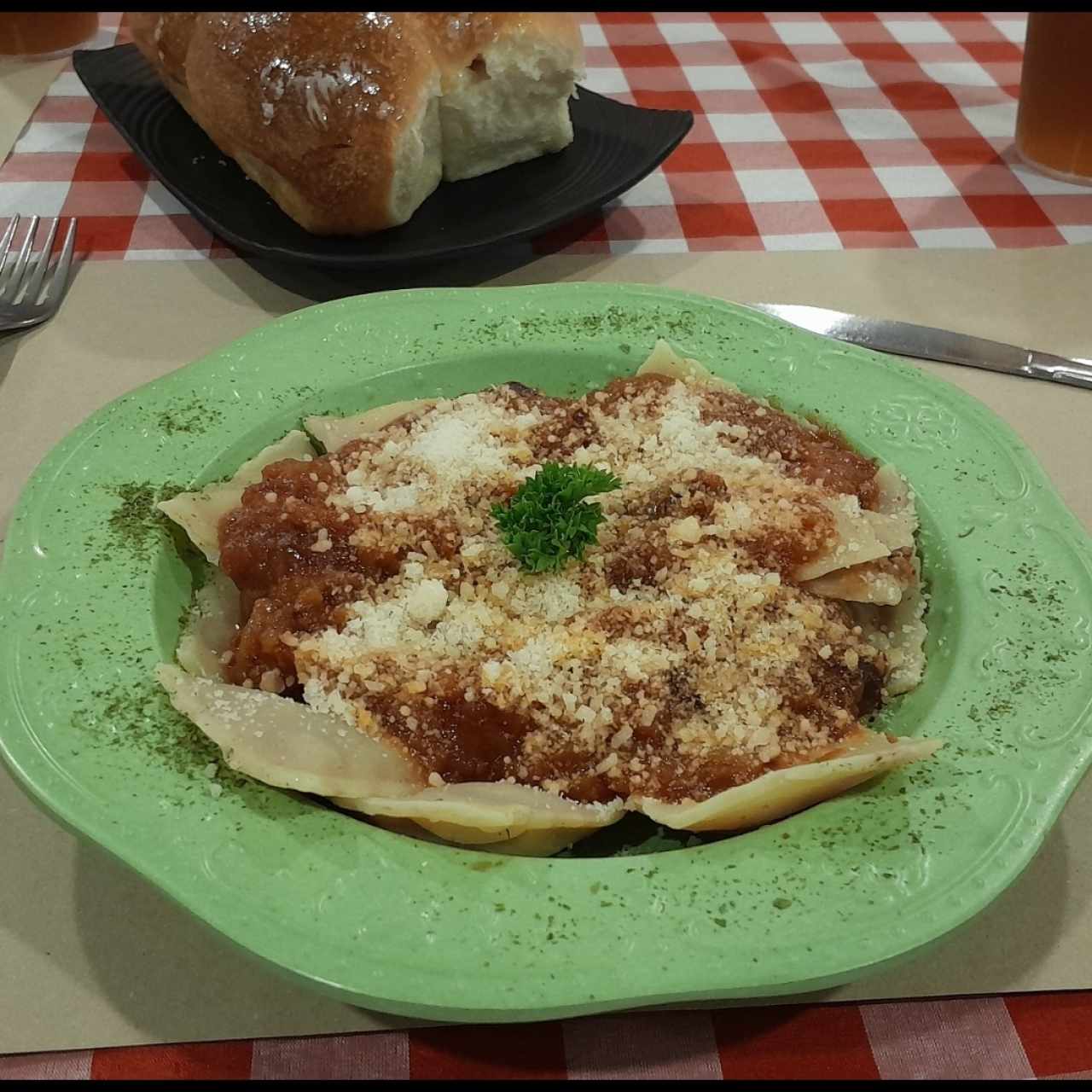 Ravioli con salsa Amatriciana