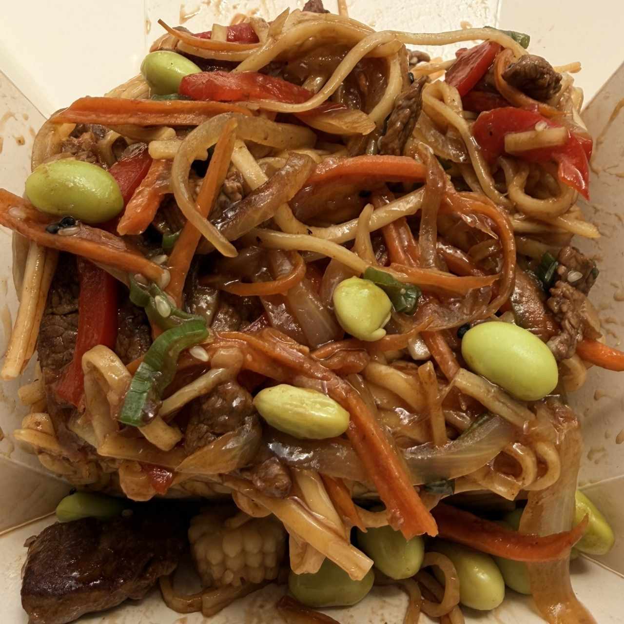 Lomito con fideos de huevo 