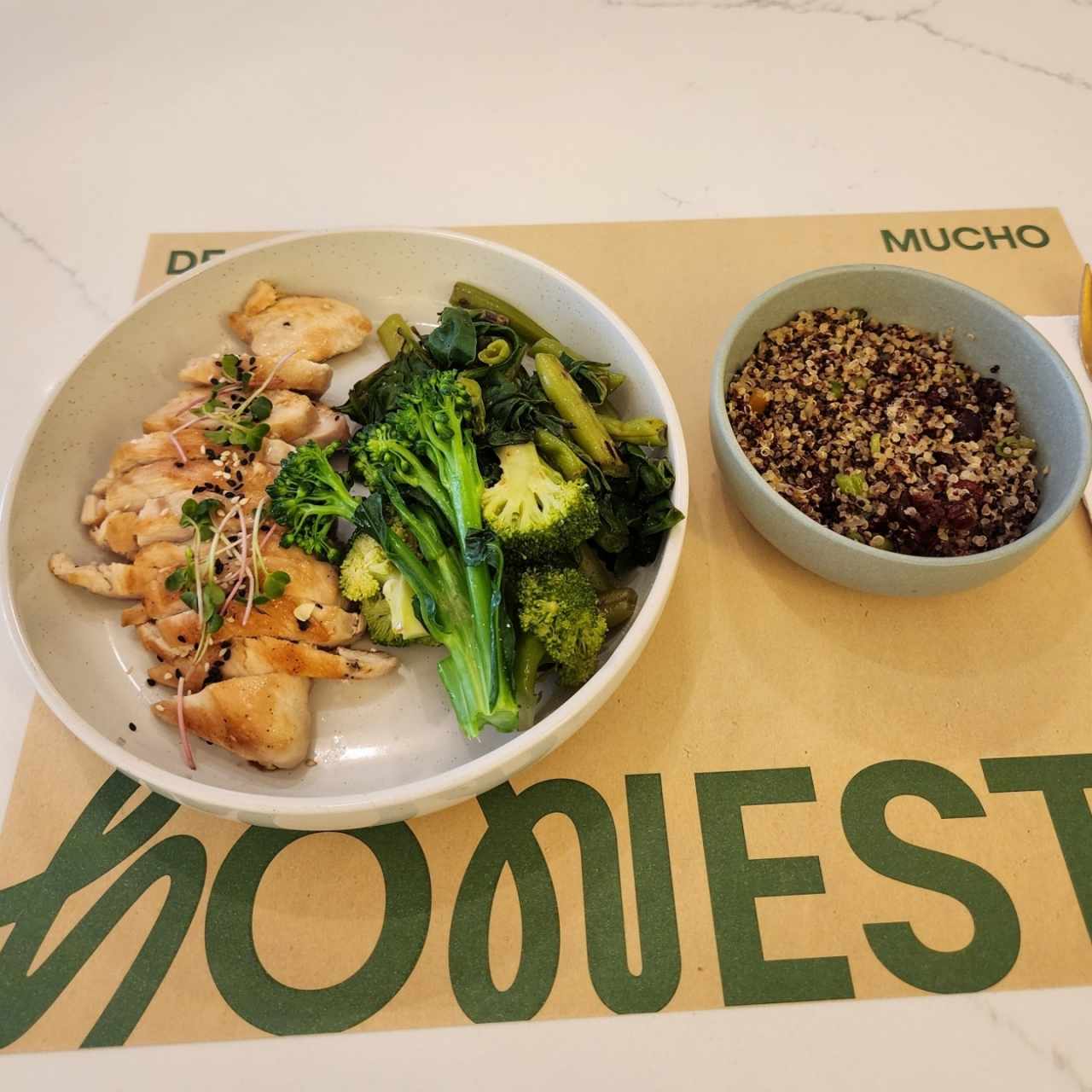 Pollo + vegetales salteados + quinoa 