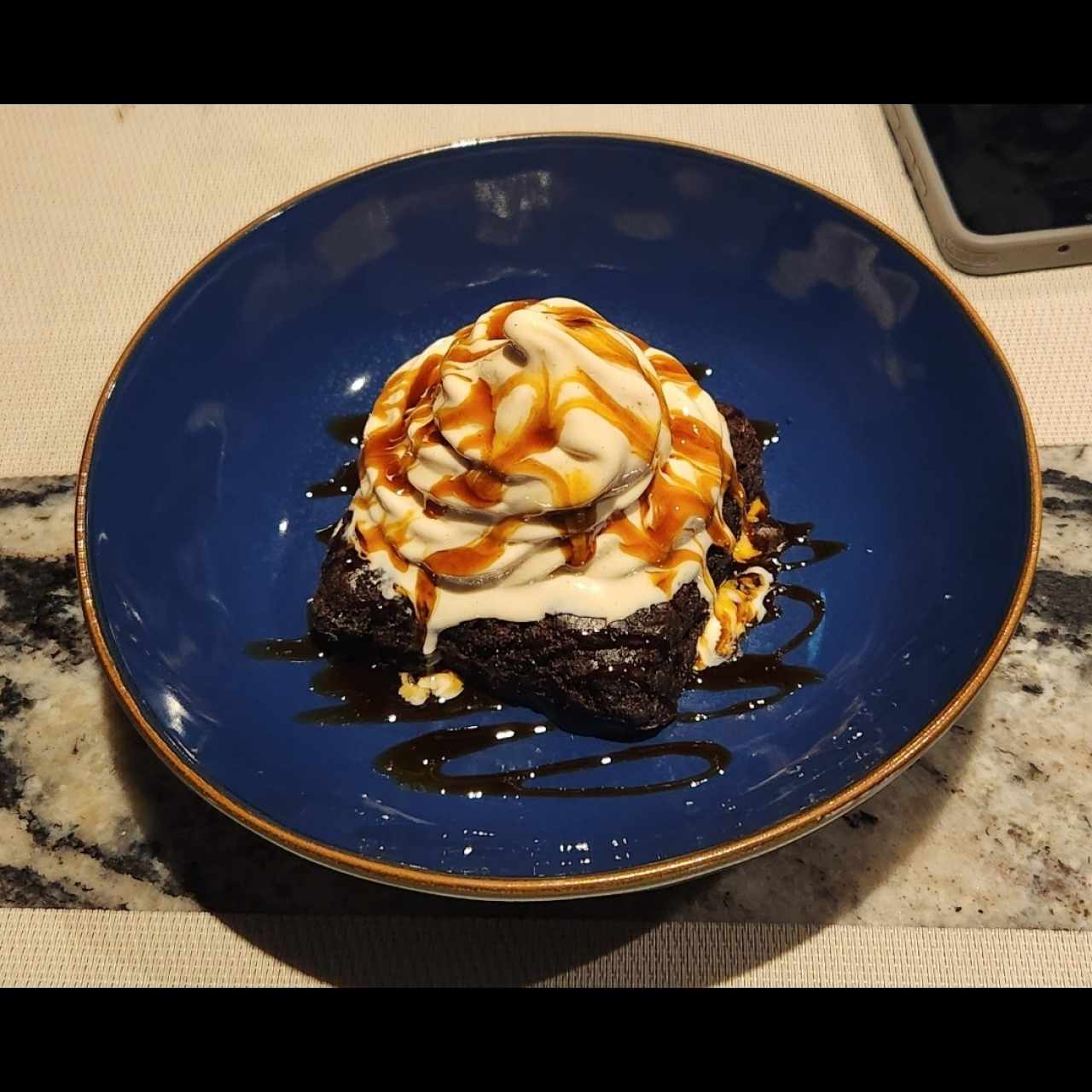Brownie con helado