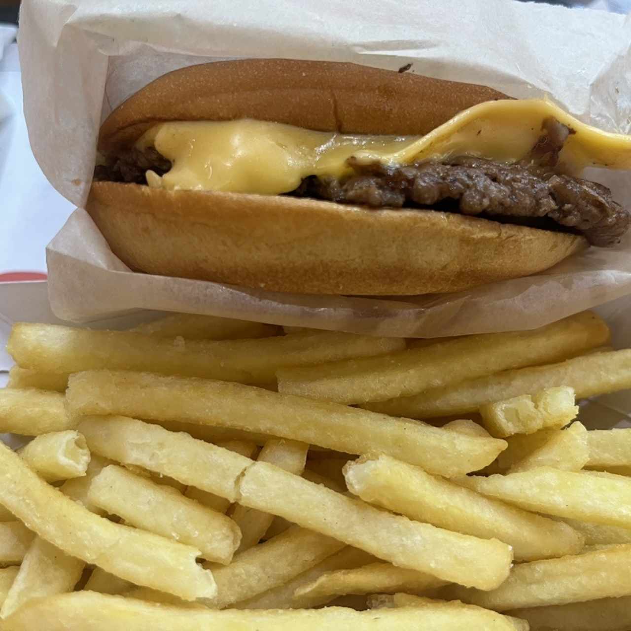 CheeseBurguer sencilla, EXCELENTE!!