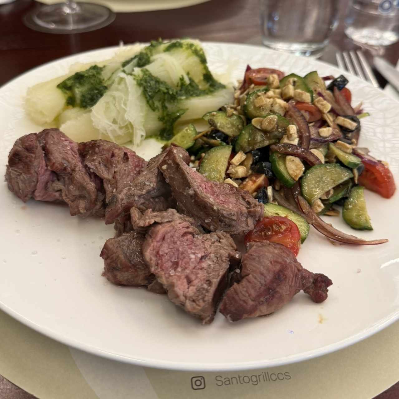Parrilla individual. Corte: lomito. Contornos: yuca sancochada con mojito y ensalada griega