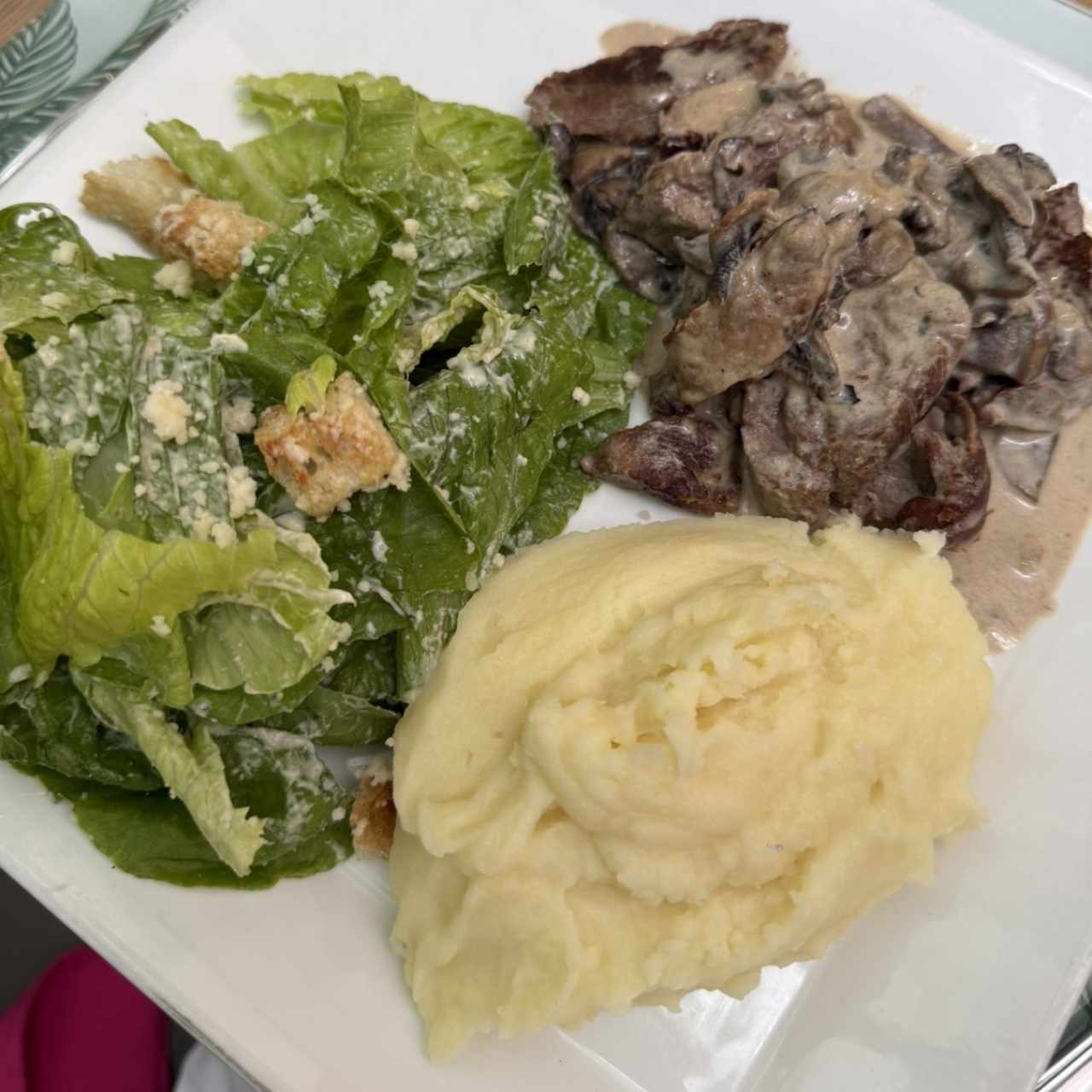Lomito en salsa de champiñones + ensalada césar y puré de papas
