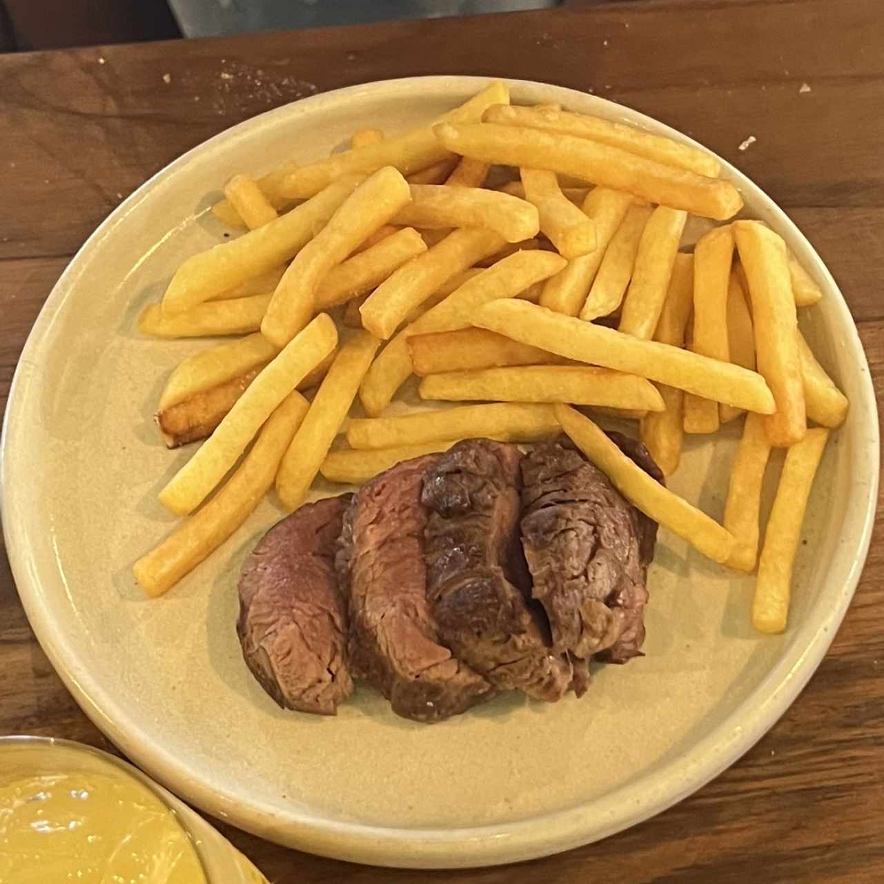 Lomito a la brasa con papas fritas 
