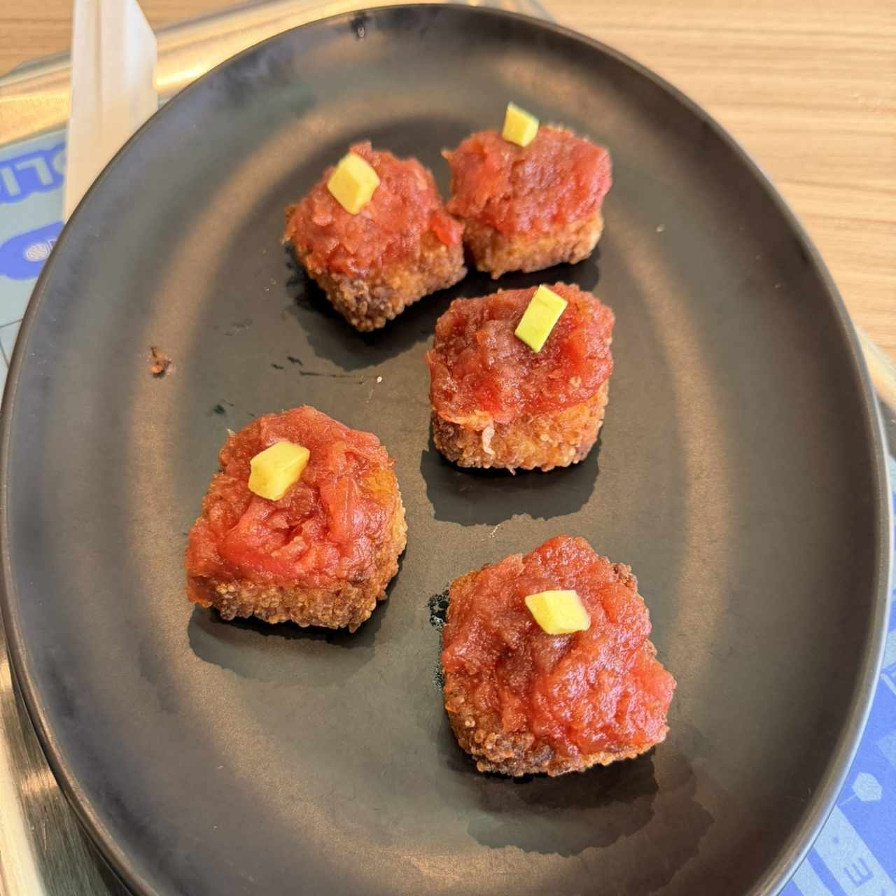 Dados fritos de arroz y atún