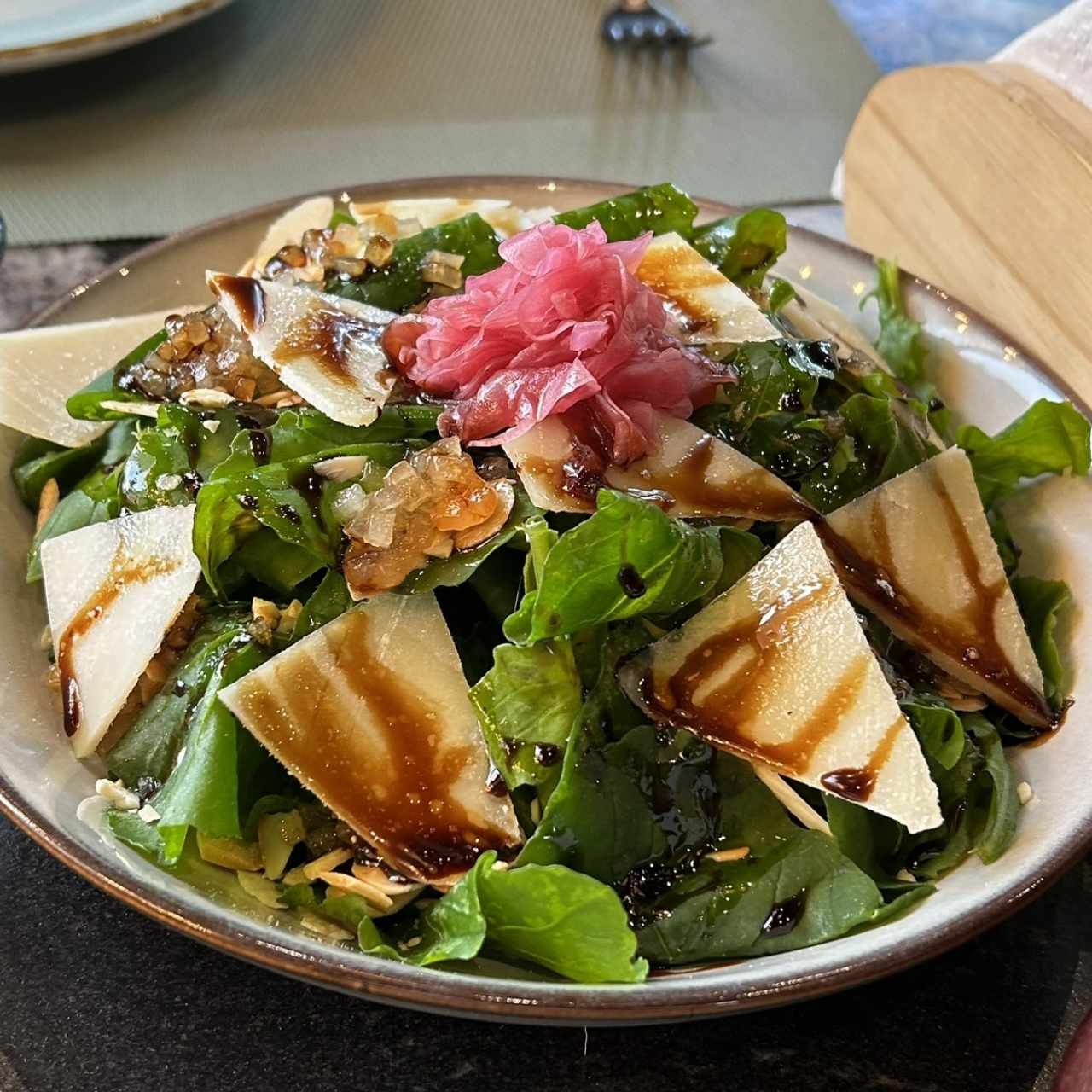Ensalada conqueso de cabra y rugula