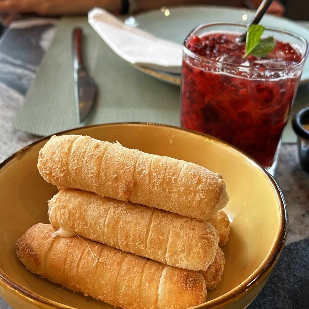 Tequeños de queso de cabra con salsa sateneja