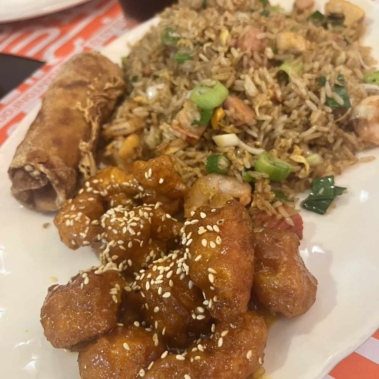 Combo arroz, lumplia y pollo con miel