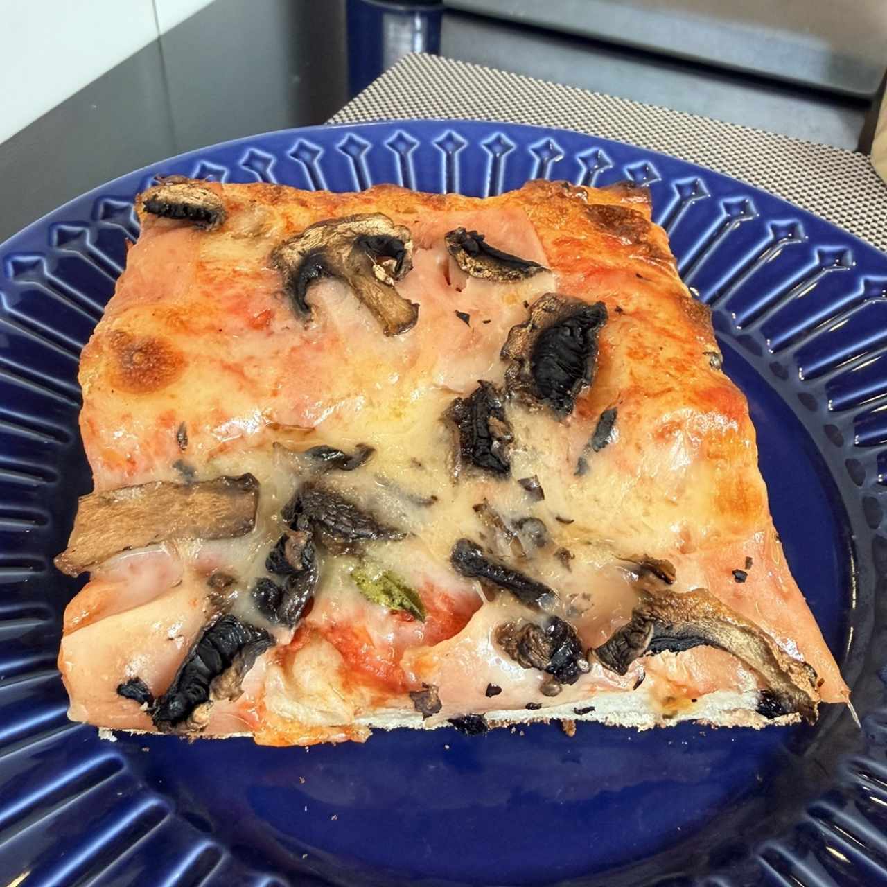 Pizza romana de champiñones 