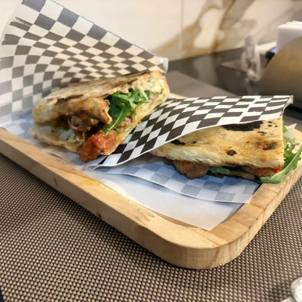 Panini con albondigas , provolone y rugula.