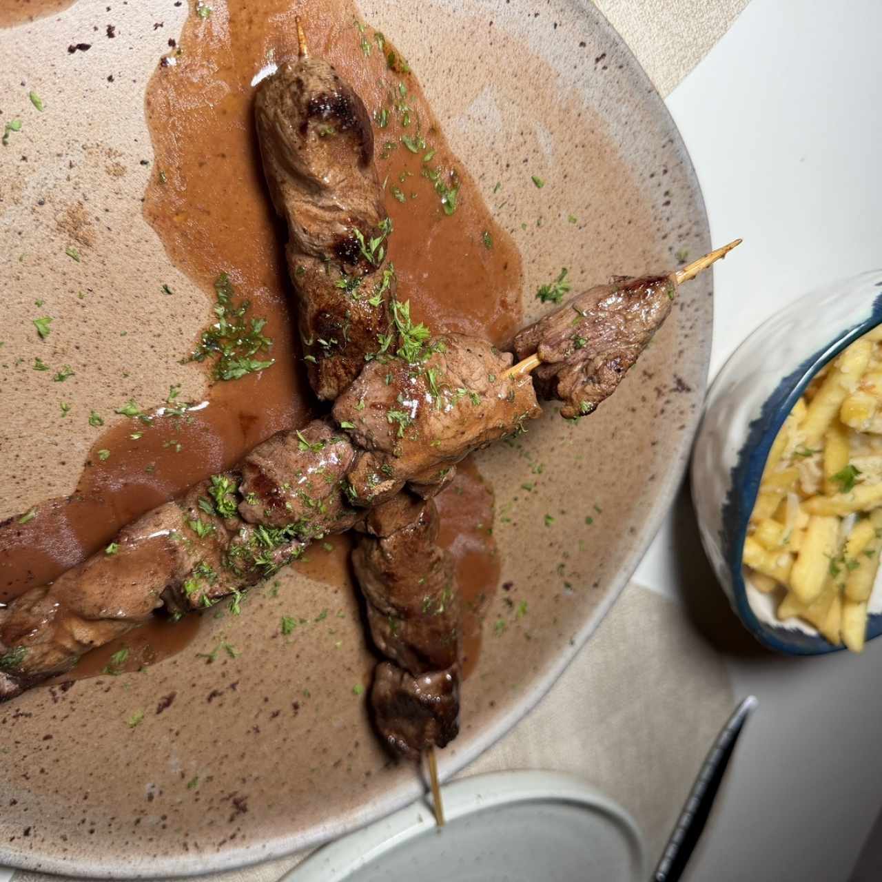 Souvlaki de lomito con papas trufadas 